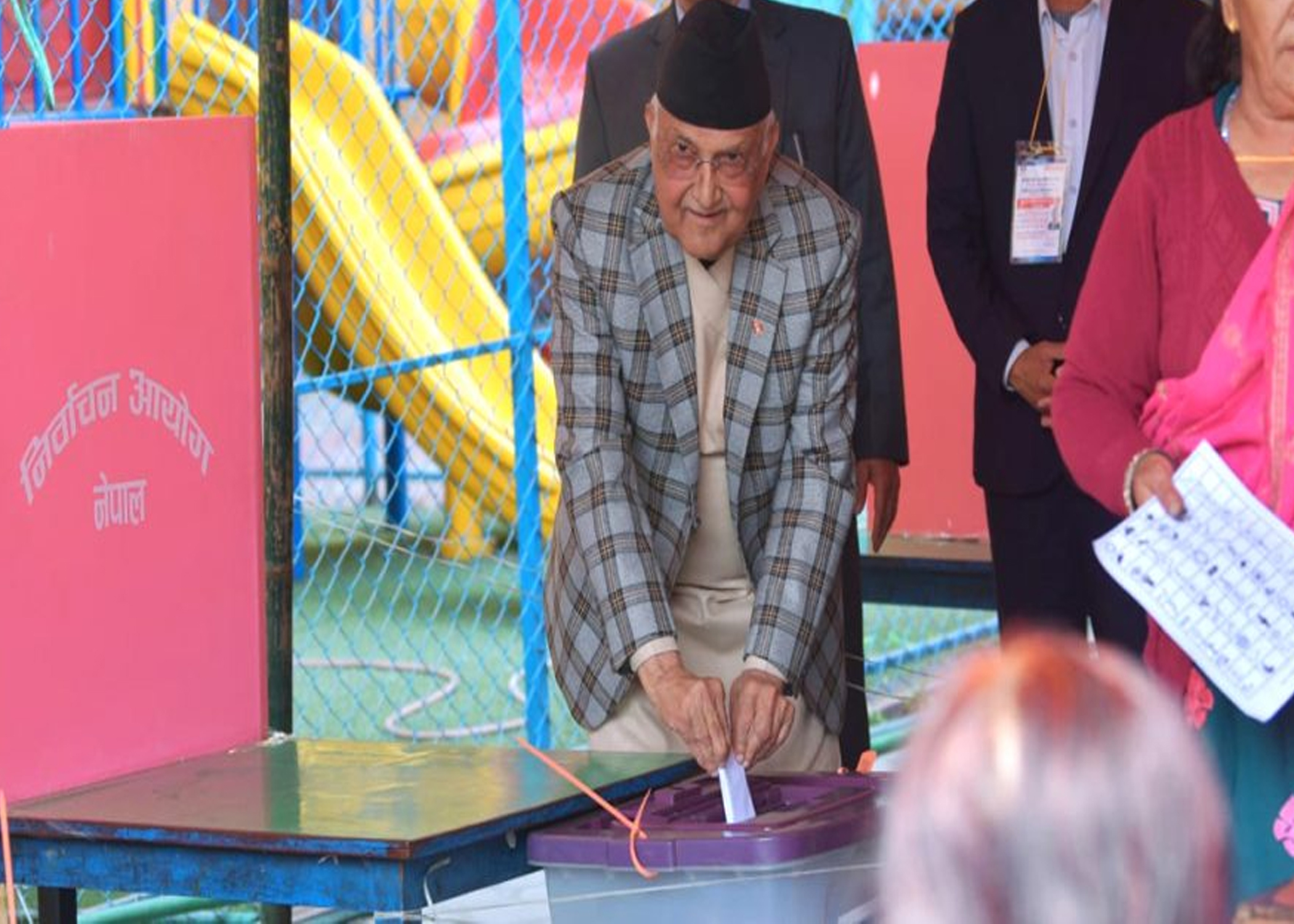 एमाले अध्यक्ष ओलीले गरे मतदान