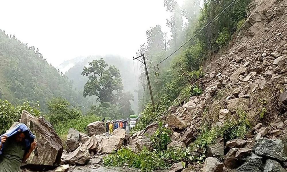 चितवनको फिस्लिङमा पहिरो जाँदा राजमार्ग बन्द