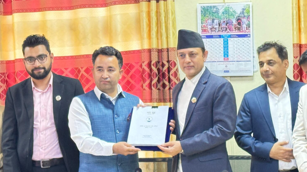 प्रतिनिधि सभा नियमावली मस्यौदा प्रतिवेदन सभामुख अर्याललाई हस्तान्तरण