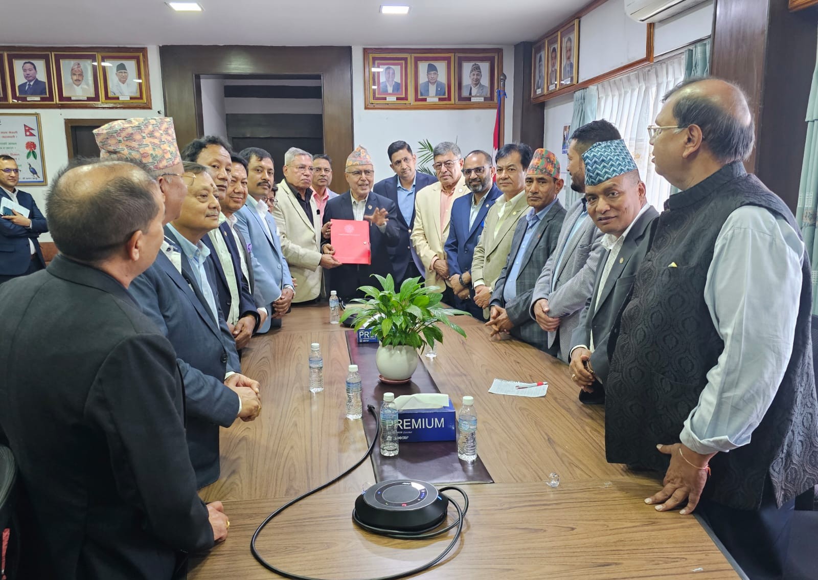 अर्थतन्त्रका विद्यमान समस्या समाधान र लगानीकर्ताको मनोबल उकास्न अर्थमन्त्रीलाई चेम्बरको आग्रह