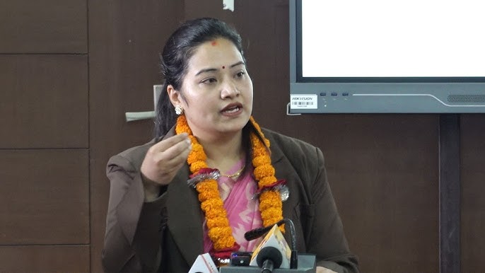 मन्त्रीलाई हाेइन, सेवाग्राहीलाई खुसी पार्नुस् –  मन्त्री रावल