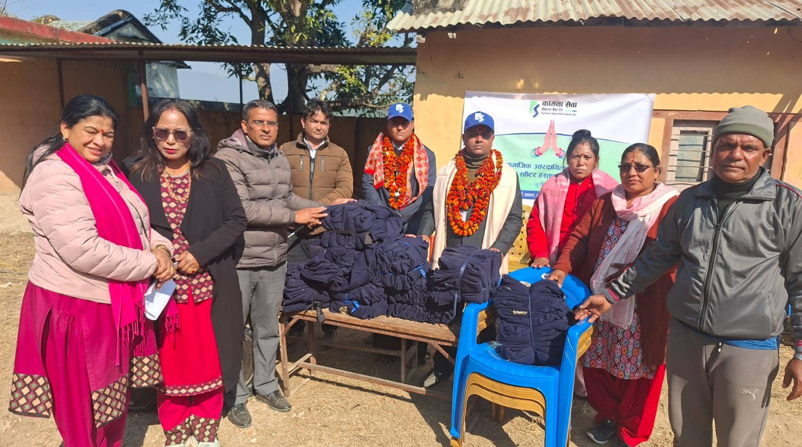 कामना सेवा विकास बैंकद्वारा विद्यालयलाई कुर्सी तथा न्यानो कपडा वितरण