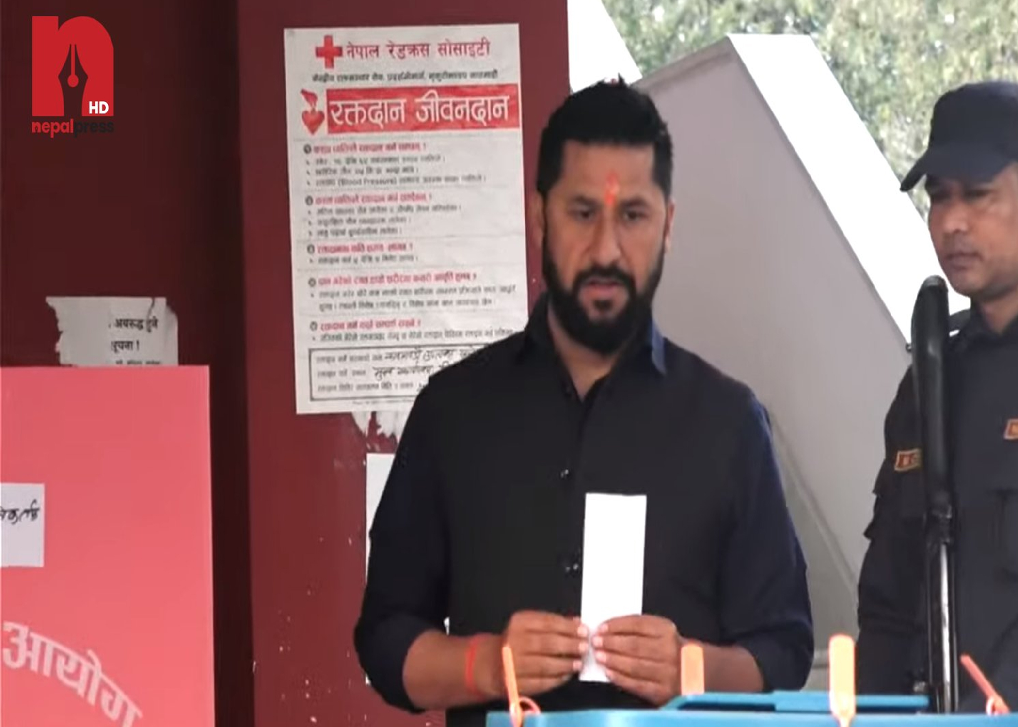 रास्वपा सभापति लामिछानेद्वारा काठमाडौँ–३ महाँकालबाट मतदान