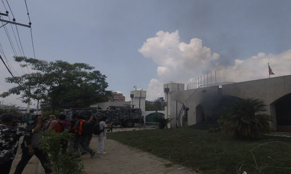संसद् भवनको गेटमा लगाएको आगो प्रहरीले निभायो