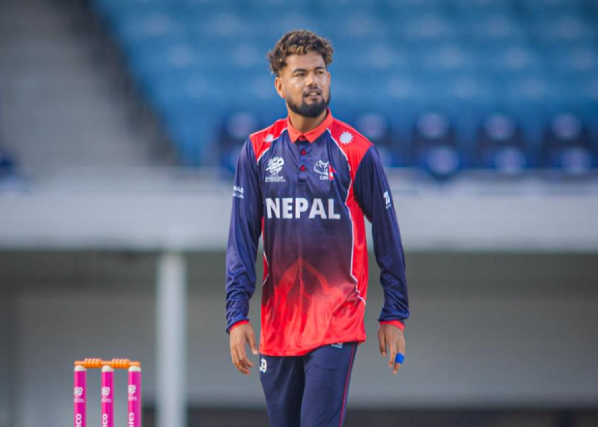 विश्वकप क्रिकेट : इंग्ल्यान्डविरुद्ध नेपाललाई पहिलो सफलता, शेर मल्लले लिए पहिलो बलमै विकेट