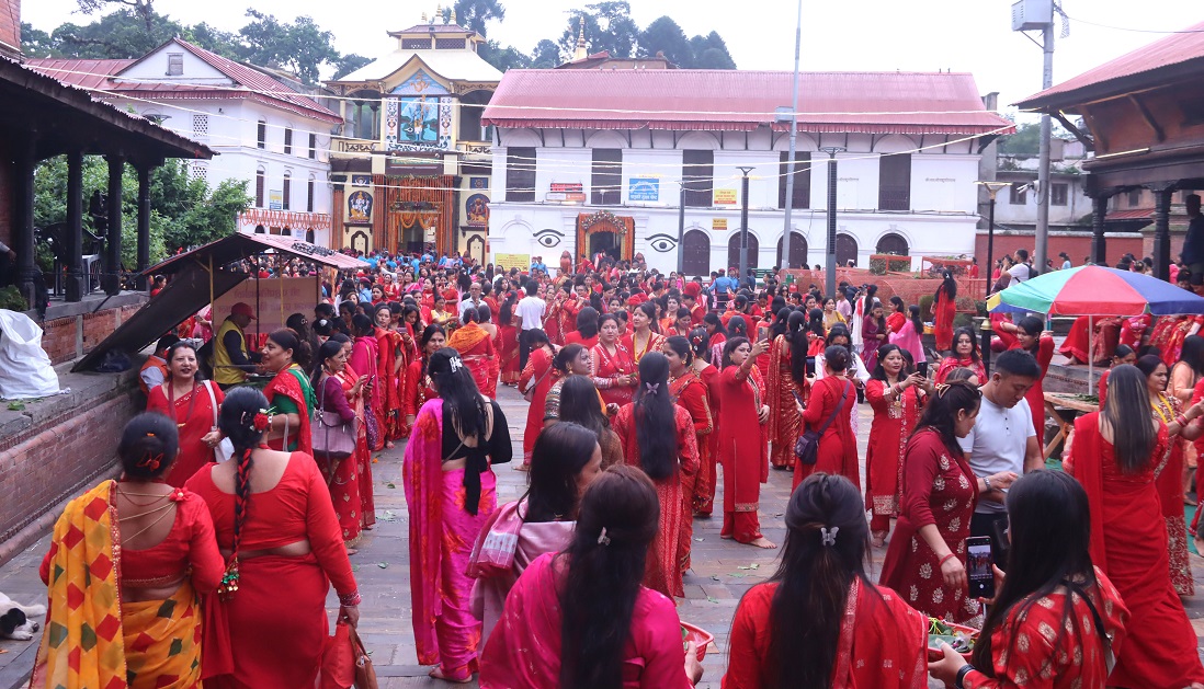 पशुपतिमा व्रतालु महिलाको घुइँचो, २० मिनेटमै दर्शन गरेर फर्किने व्यवस्था