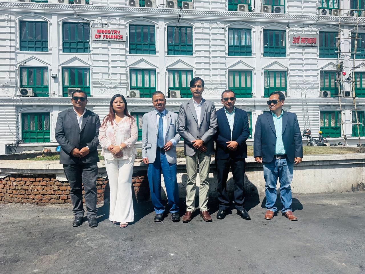 पुँजी बजार सुधारका लागि सेयर लगानीकर्ताले भेटे अर्थमन्त्री - लाभकर घटाउनेसहितका ७ बुँदे सुझाव पेश