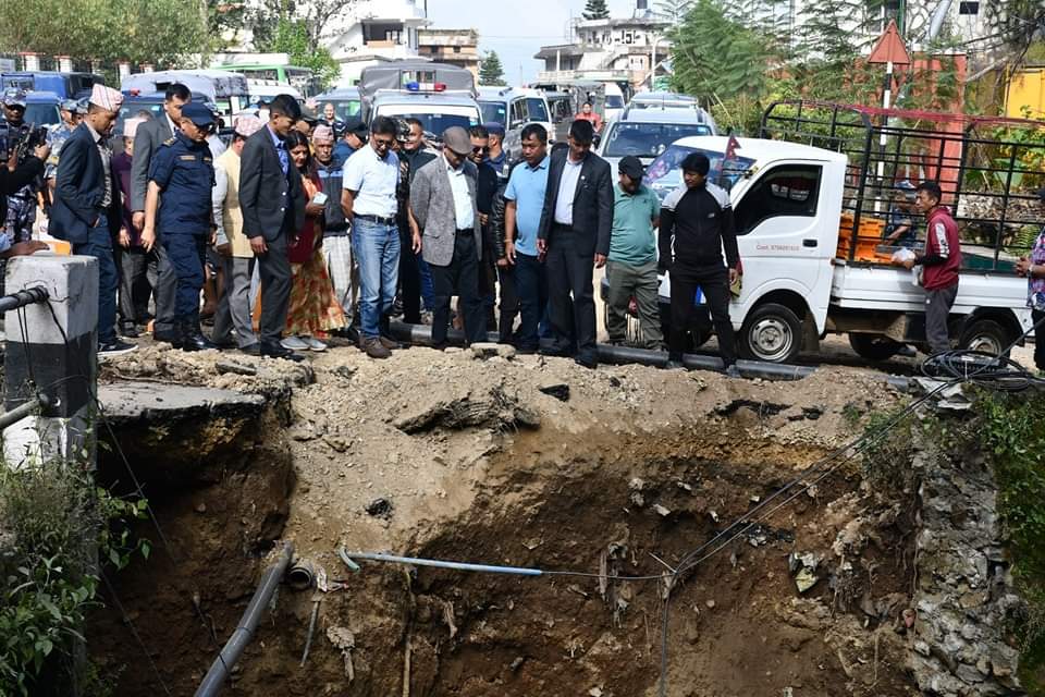 हेलिकोप्टरबाट भए पनि बाढीपहिरो पीडितलाई राहत बाँड्न गृहमन्त्रीको निर्देशन