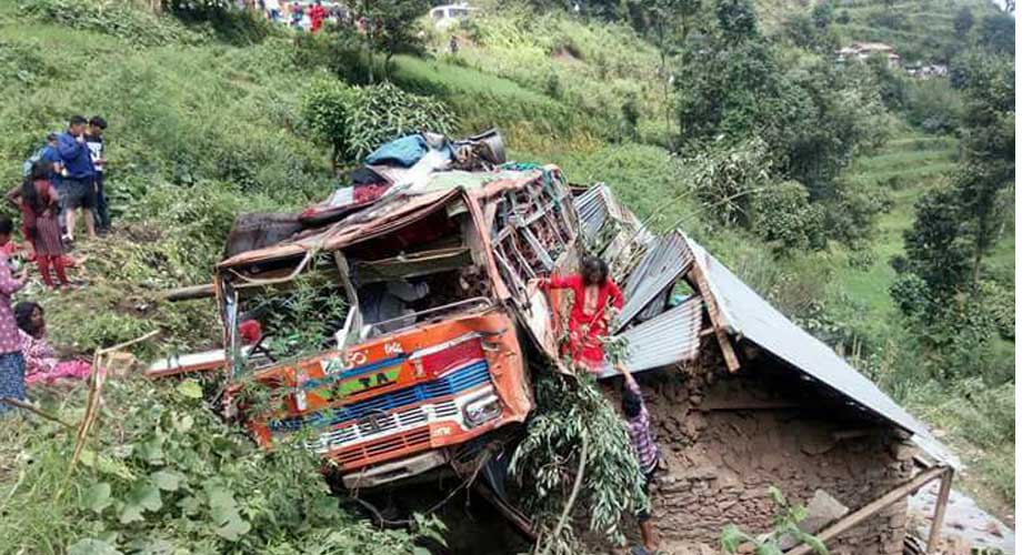 नुवाकोटकोमा बस दुर्घटना, ३ महिलाको मृत्यु, २९ जना घाईते