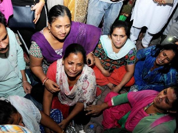 भारतको अमृतसरमा भयानक दुर्घटना,रेलले  किच्दा ६५ जनाको मृत्यु ( फोटो फिचर )