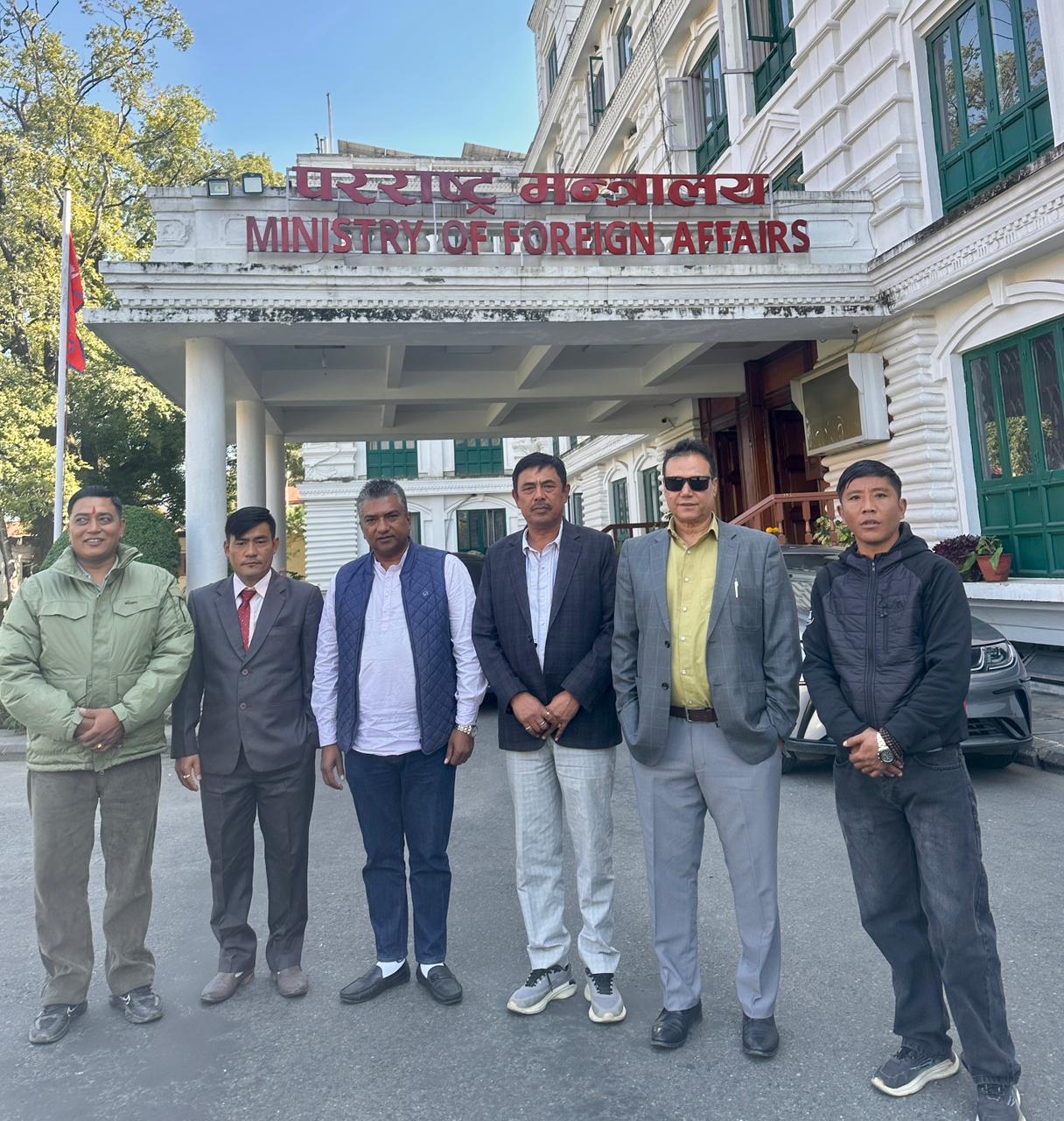 ल्हेन्दे खोलाको बाढीले ट्रक व्यवसायीलाई लाखौँको क्षति, चीनतर्फ रोकिएका कन्टेनर शीघ्र ल्याउन परराष्ट्र मन्त्रालयसँग महासंघको माग