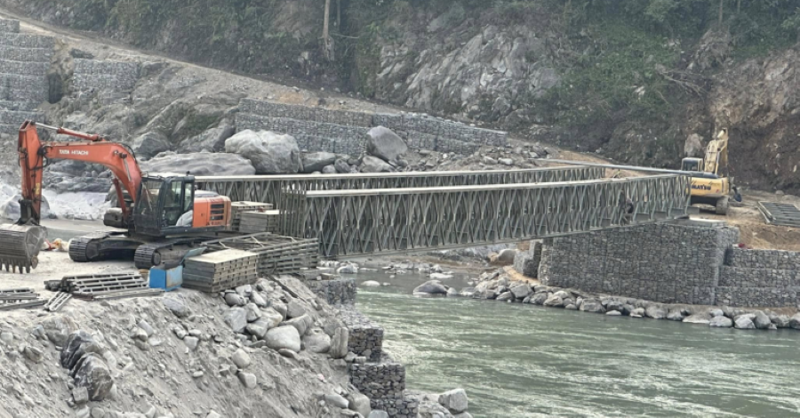 सुनकोशीमा बेलिब्रिज हटाइँदा पूर्वी तराईसँगको सिधा सम्पर्क टुट्यो, यात्रुहरू वैकल्पिक कठिन मार्गमा