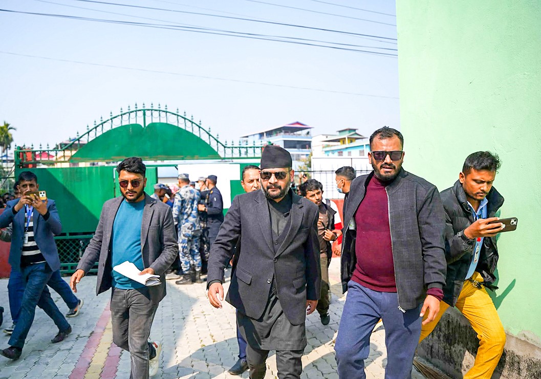 समर्थकहरूसहित  निर्वाचन अधिकृतको कार्यालय पुगे बालेन