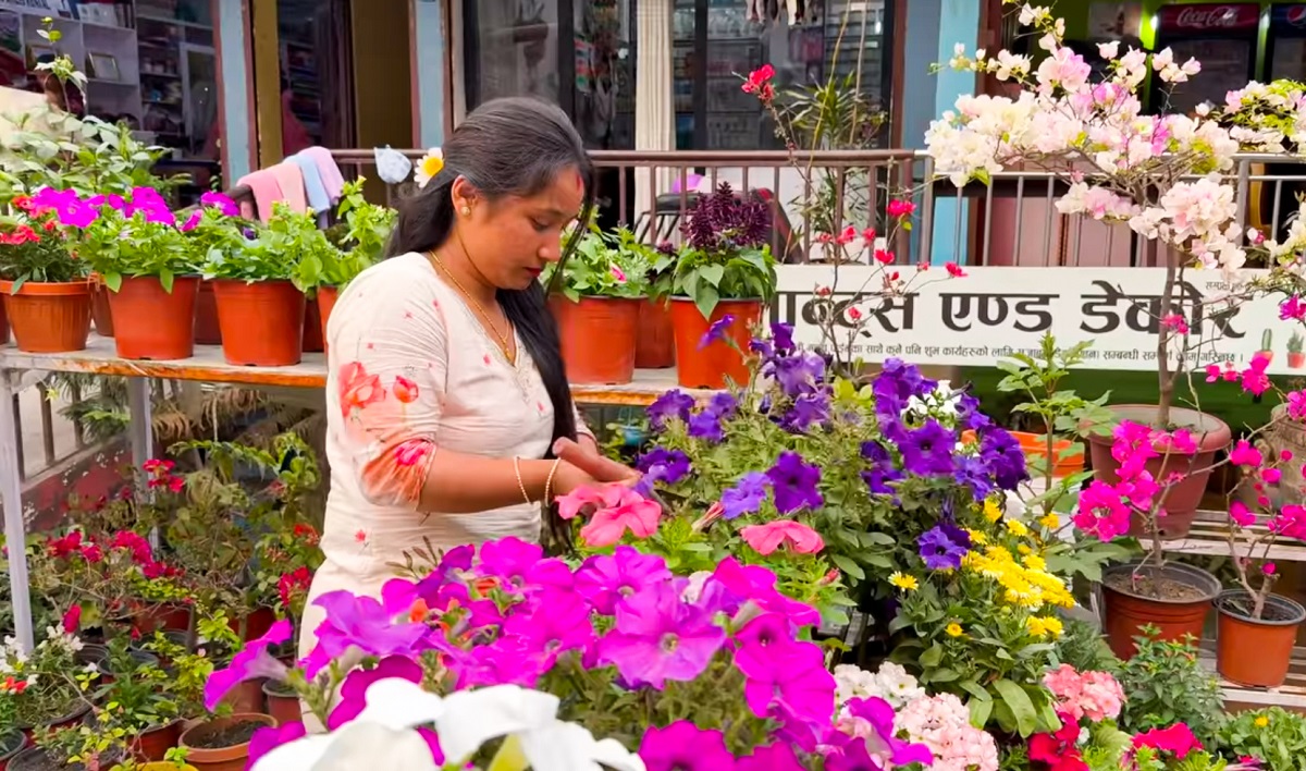 फूल बिक्री गरेरै मासिक २ लाख आम्दानी