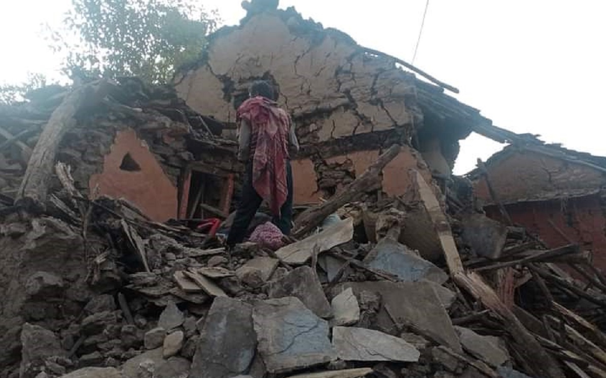 सुदूरपश्चिममा भूकम्पको डर, प्रहरीद्वारा  घर बाहिर बस्न ‘माइकिङ’
