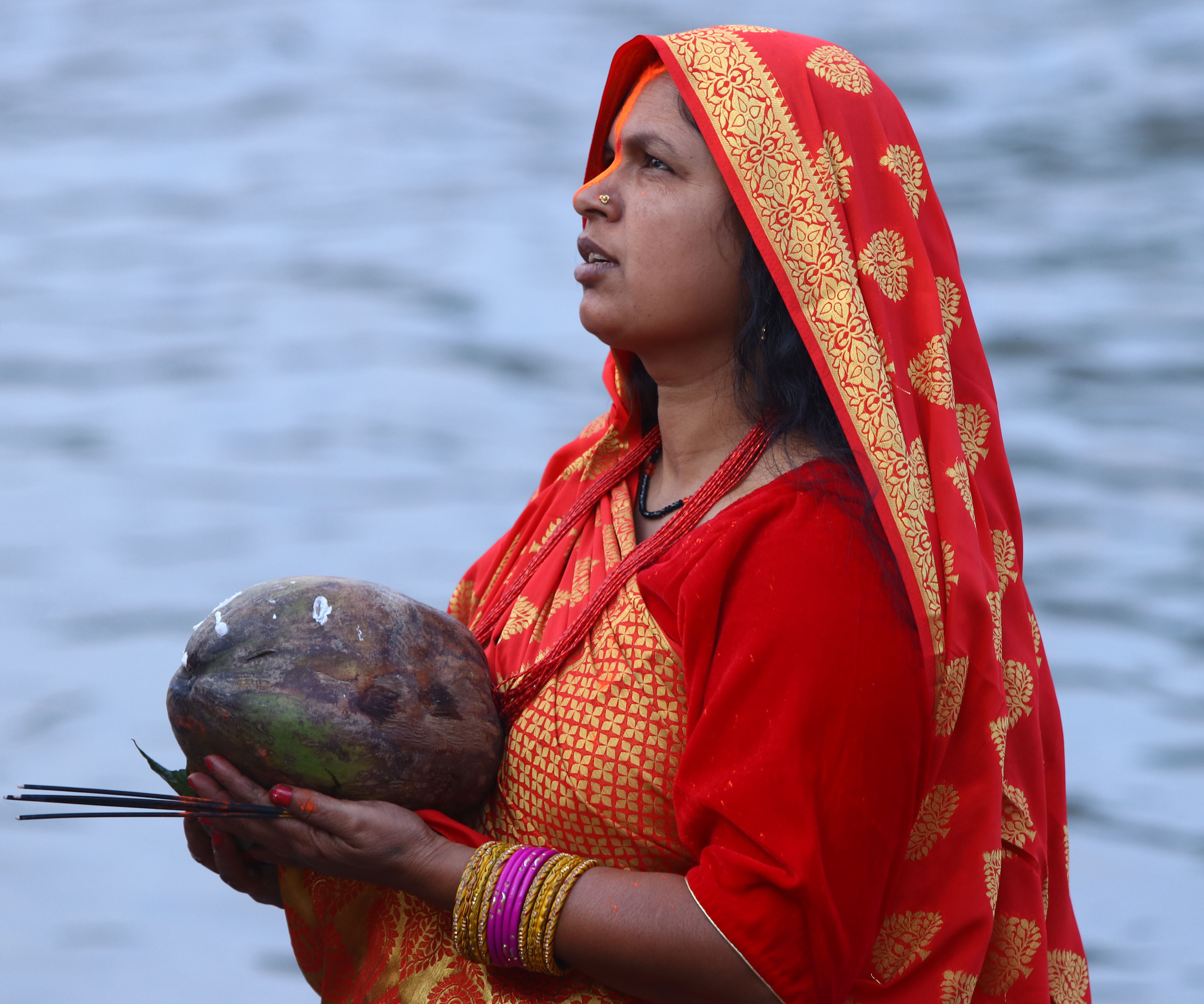 अस्ताउँदो सूर्यलाई अघ्र्य दिई छठी माताको आराधना (फोटोफिचर)