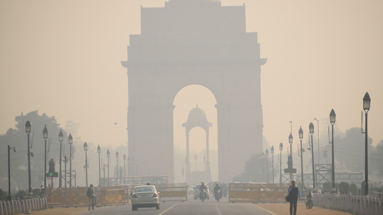 दिल्लीको हावा ‘घातक’ स्तरमा, विशेषज्ञको चेतावनी – ‘बच्चा, वृद्ध, गर्भवती घरमै बस्नुस्’