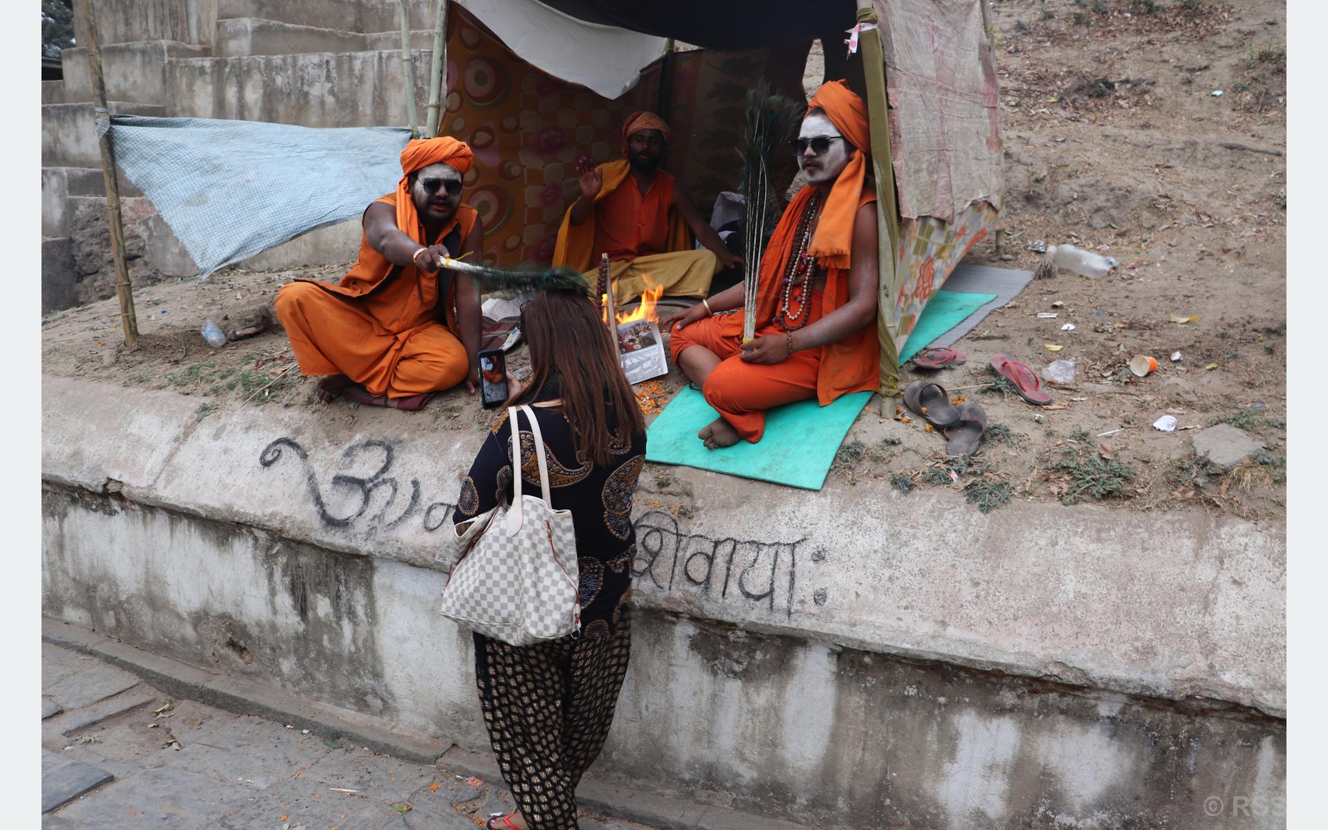 देशभरका शिव मन्दिरमा दर्शनार्थीको भीड : तस्वीरमा हेर्नुहोस् महाशिवरात्रिको रौनक