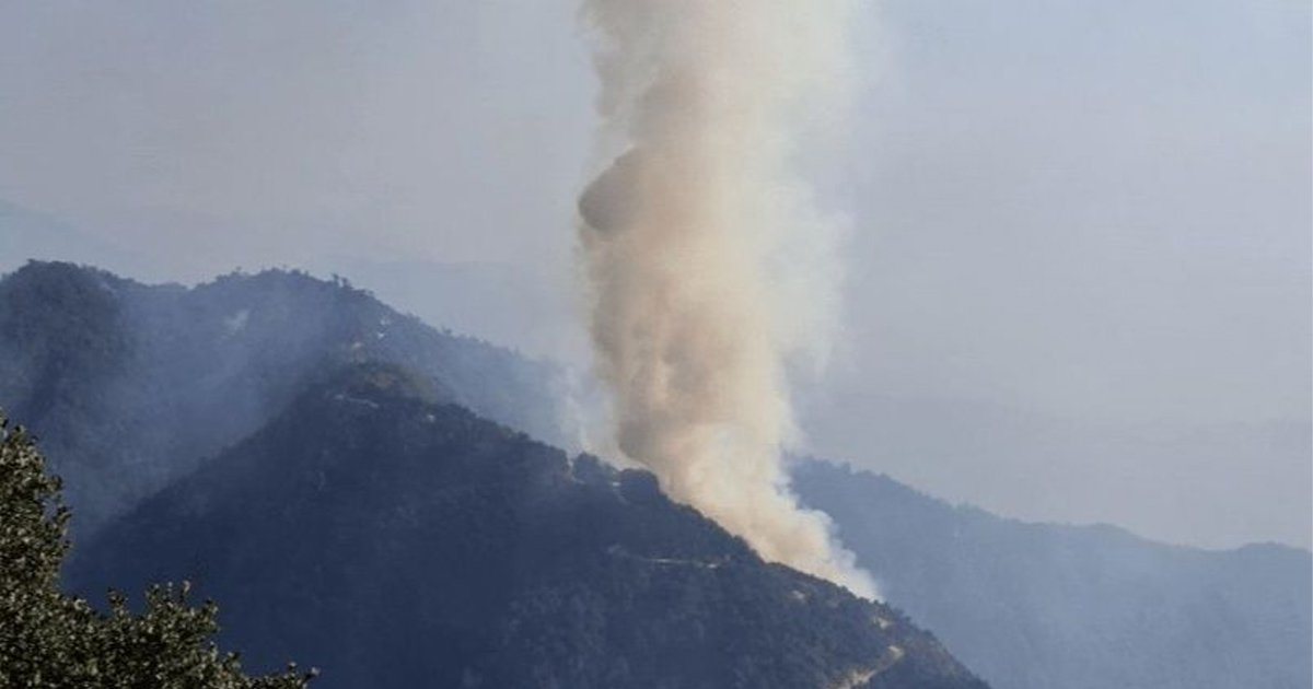 काभ्रेको महाभारत जंगलमा डढेलो अझै नियन्त्रणबाहिर - चार दिनपछि हेलिकोप्टरबाट निभाइँदै