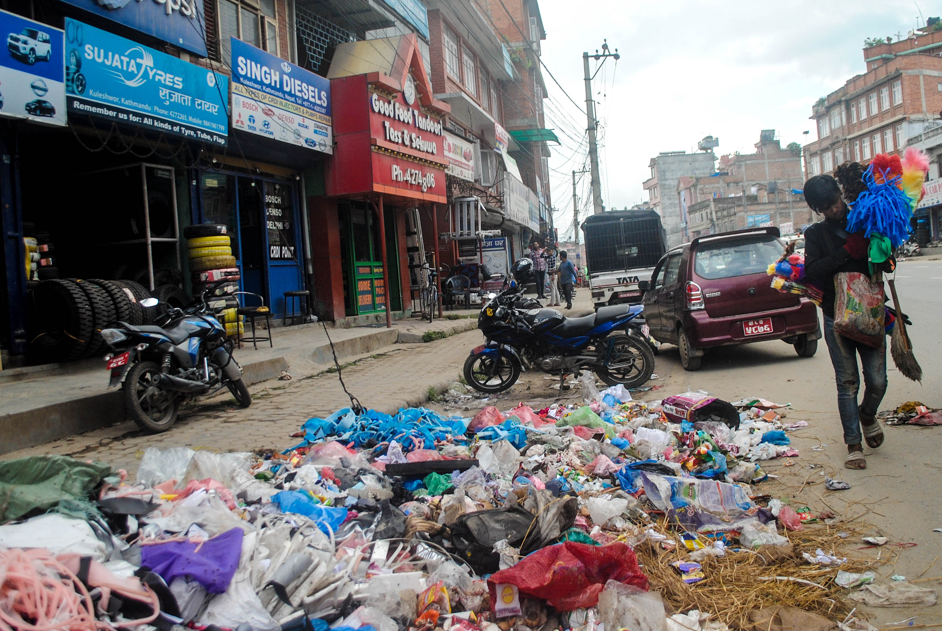 काठमाडौं चोक र गल्लीगल्लीमा फोहोर, बाटोमा हिँड्नै समस्या, हैजा फैलने खतरा