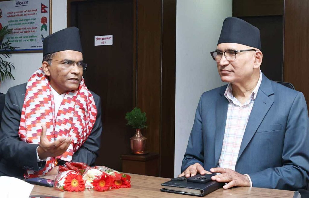 अर्थमन्त्री पौडेल र नवनियुक्त गभर्नर पौडेलबीच भेट
