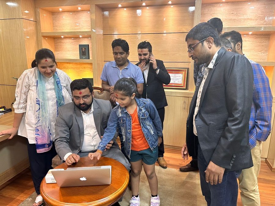 हिमालयन ब्रोक्रेज ‘ब्रोकर नम्बर ६३’ ले थाल्यो कारोबार, बालिकाले गरिन उदघाटन