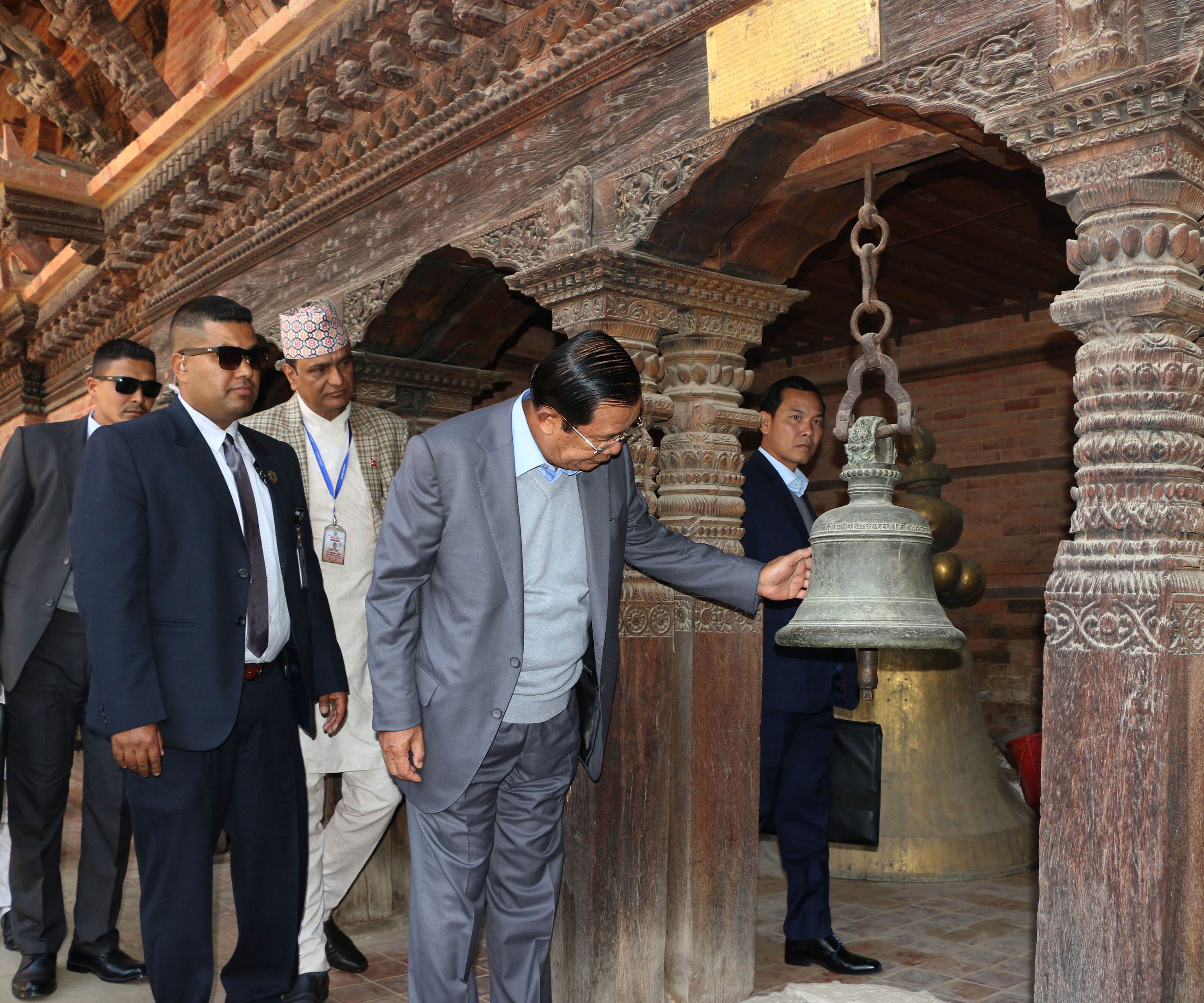 पाटन दरबार अवलोकन गर्दै कम्बोडियाका प्रधानमन्त्री हुन सेन (फोटोफिचर)