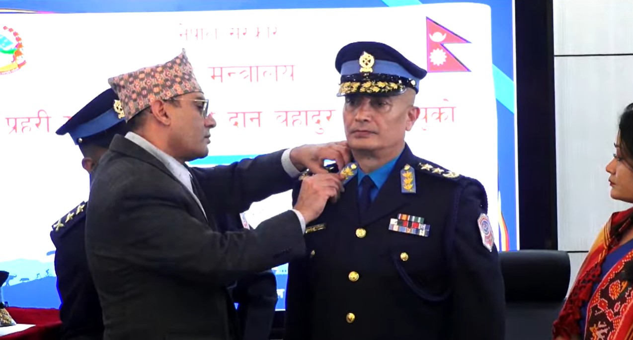 नवनियुक्त आईजीपी दानबहादुर कार्कीलाई दर्ज्यानी चिन्ह प्रदान