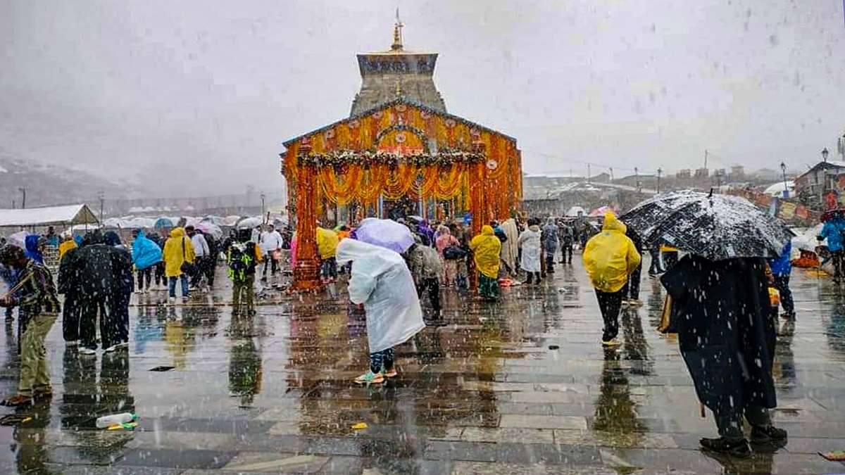 भारी हिमपात र वर्षाका कारण चारधाम हिँडेका तीर्थयात्री श्रीनगरमा रोकिए