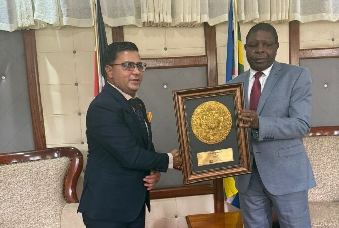 केन्या संसदद्वारा वाणिज्यदूत चन्द्र टण्डन सम्मानित