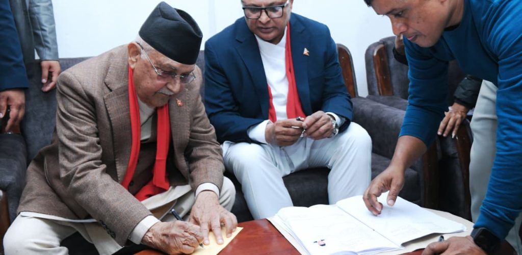 केपी ओलीले गरे झापा–५ बाट उम्मेदवारी दर्ता