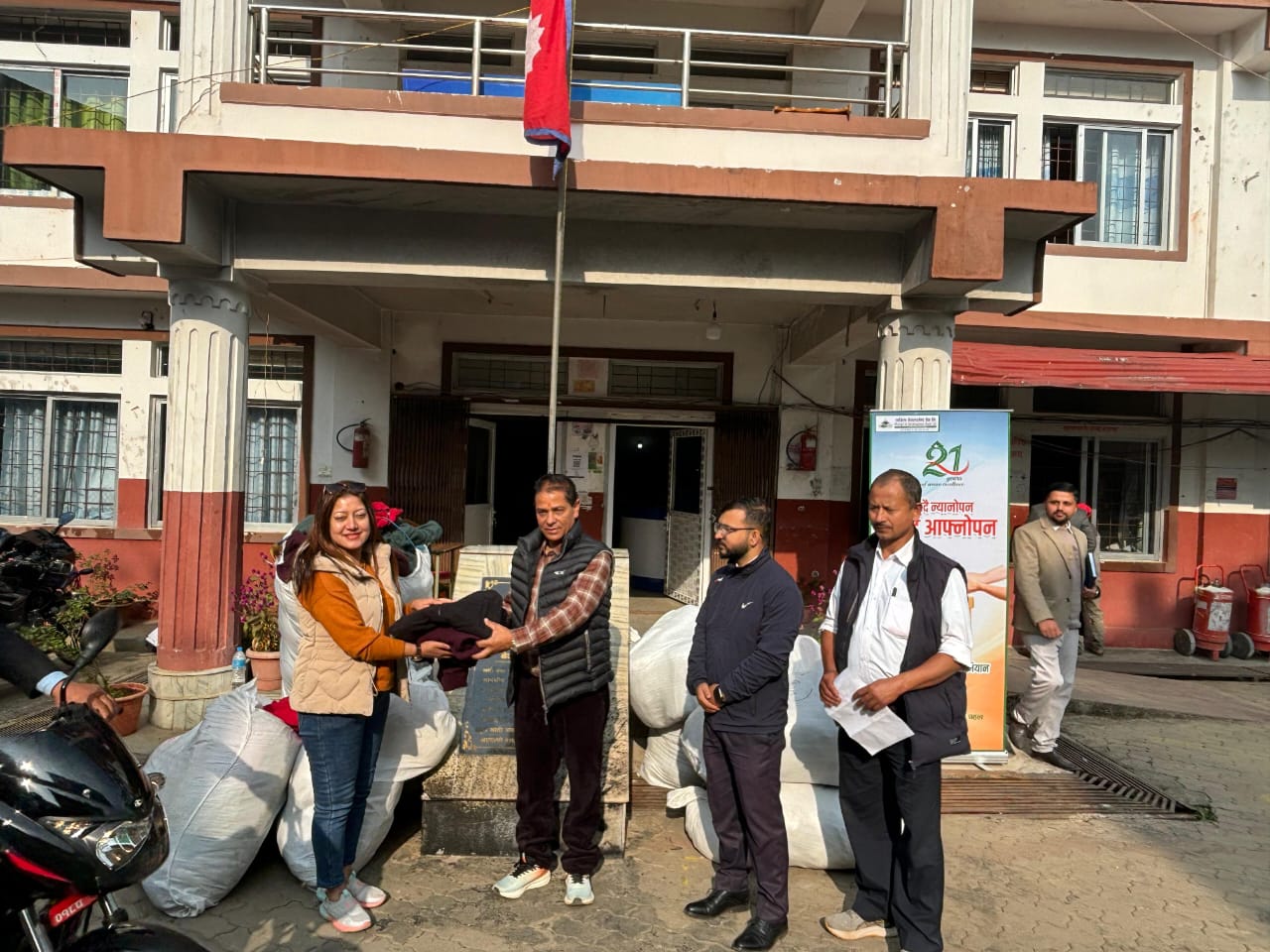 सांग्रिला डेभलपमेन्ट बैंकद्वारा इलामका बाढीपहिरो प्रभावितका लागि न्यानो कपडा हस्तान्तरण