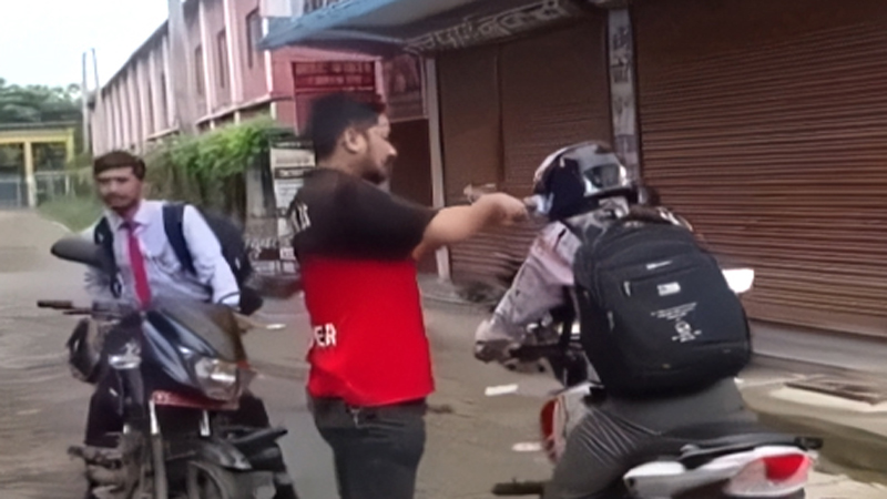 शिक्षा अधिकृतको शरीरमा मोबिल छर्किने वडा सदस्य पक्राउ