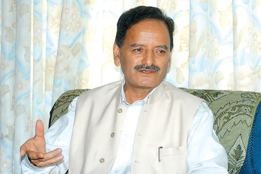"कर्मचारीले झुक्किए भन्दै गृहमन्त्रीलाई हटाउनू? अब चिया ढल्किए पनि मन्त्री जिम्मेवार!" — सिटौलाको व्यंग्यात्मक बचाउ