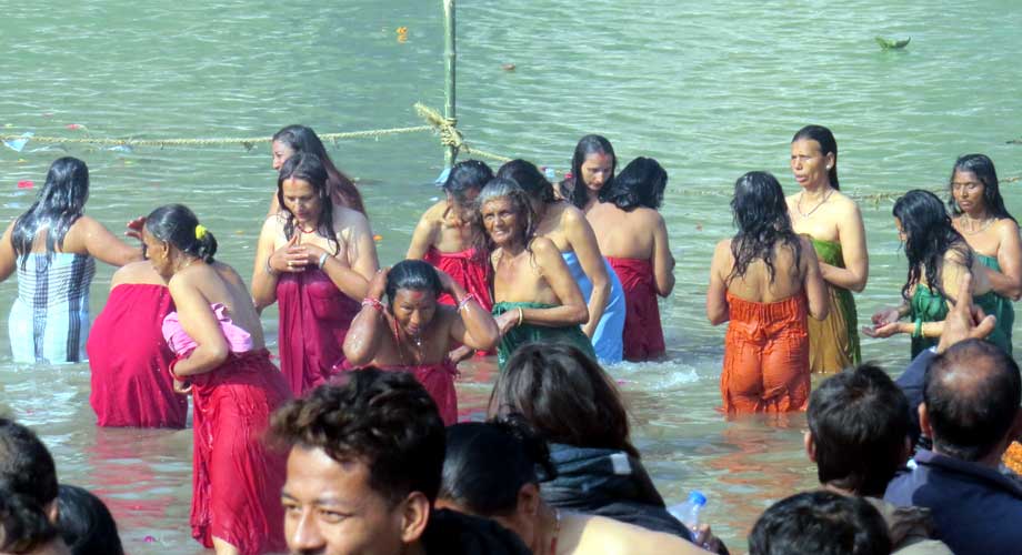 बिहानैदेखि वाग्द्वारमा स्नान मेला