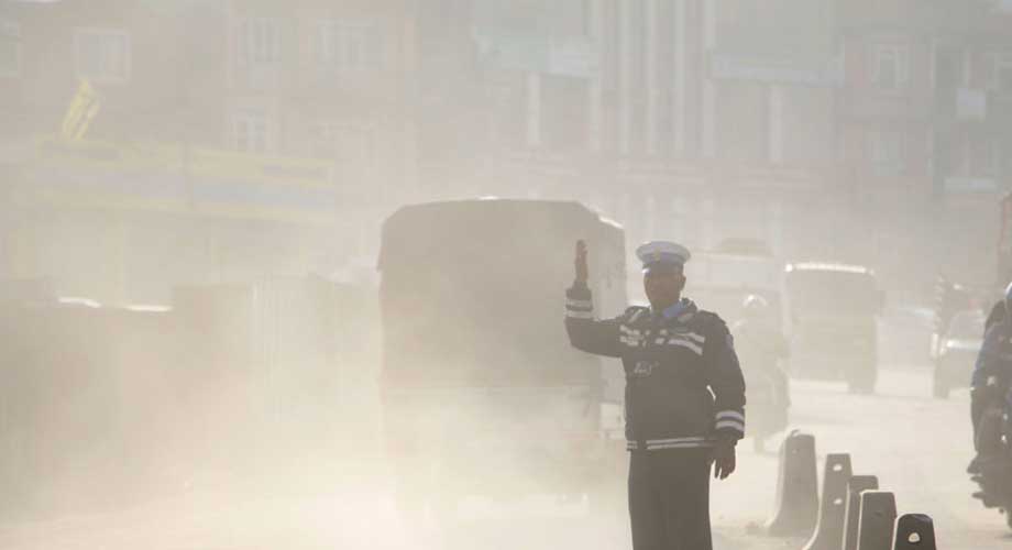 काठमाडौँबासी सधै धुलोको मारमा : प्राधिकरणले फेरी भत्काउँदै सडक
