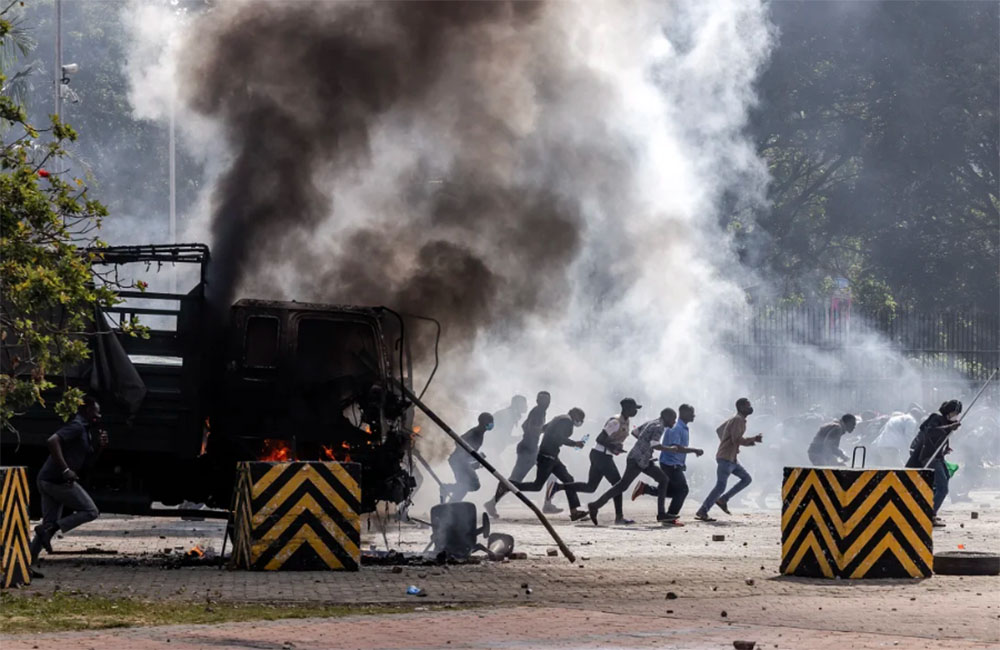 केन्यामा कर बढाएको विरोधमा संसद भवनमा आक्रमण