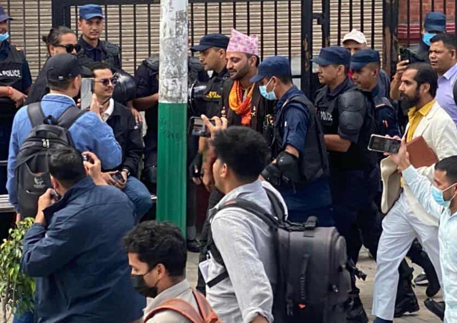 माइतीघरमा प्रदर्शन गर्न पुगेका डा. निकोलस भुसाल पक्राउ