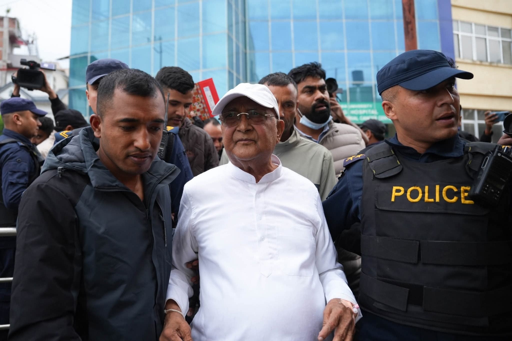 हाजिरी जमानीमा छुटे ओली,अस्पतालमै परिवारको जिम्मा लगाइयो