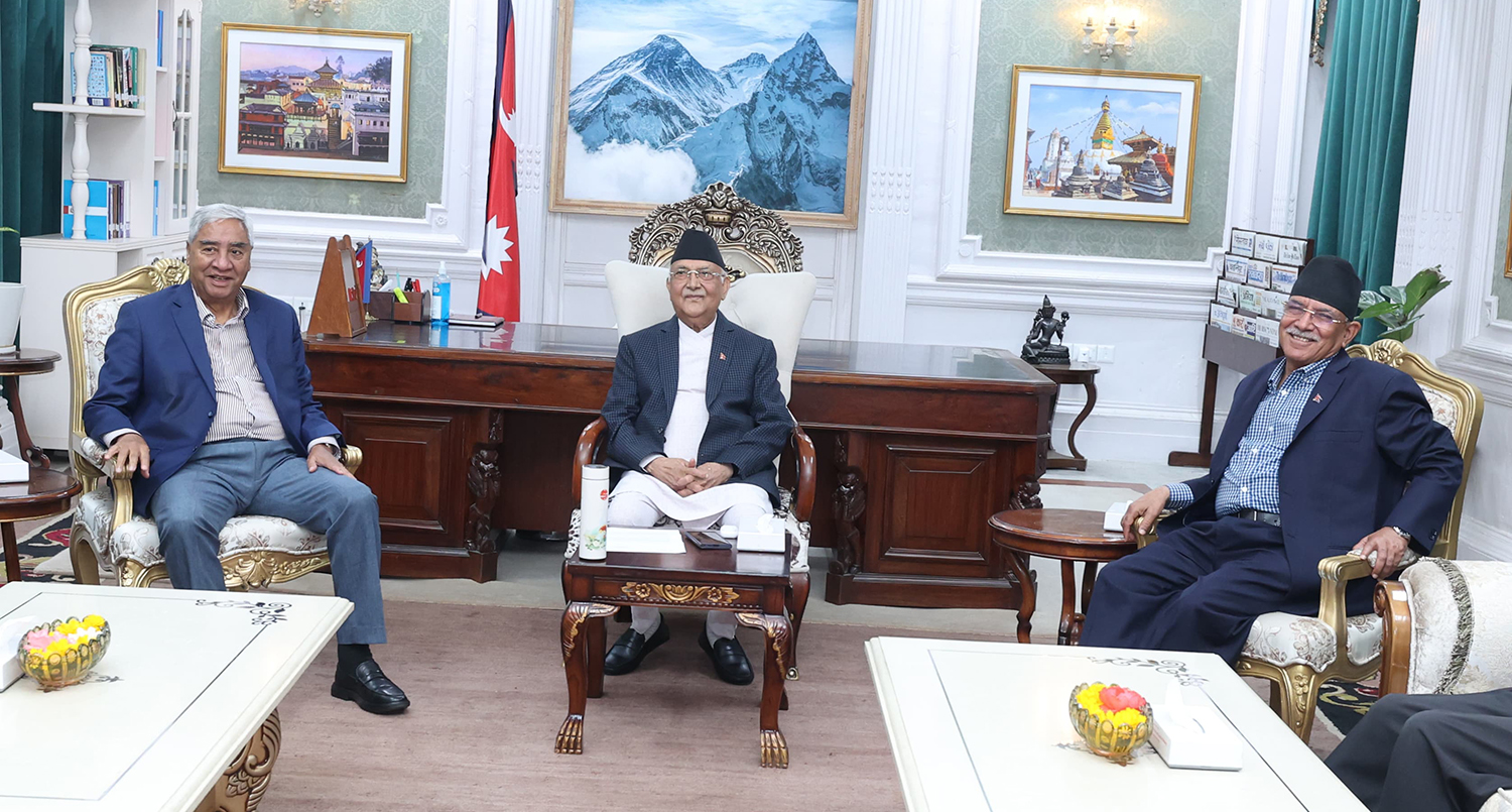सिंहदरबारमा ओली, देउवा र प्रचण्डबीच छलफल