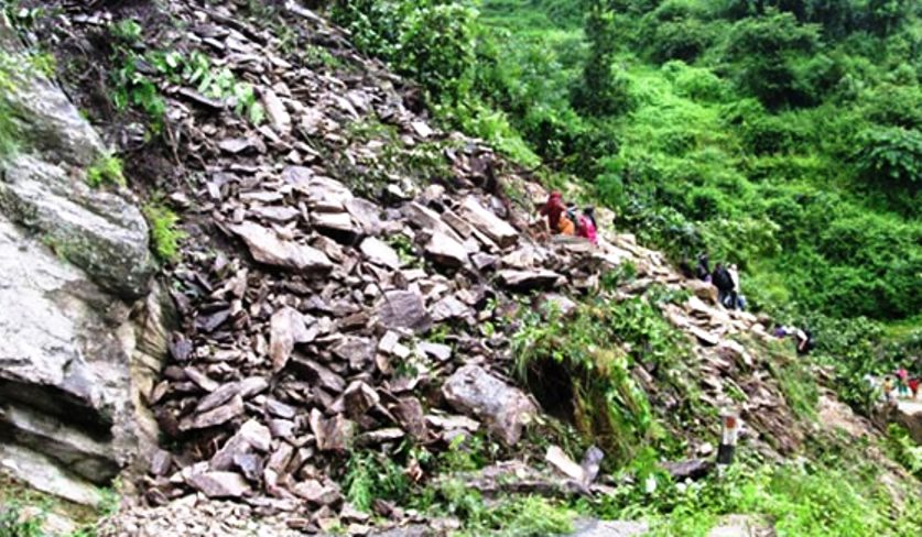 शाखा सडकको पहिरोले राजमार्ग अवरुद्ध