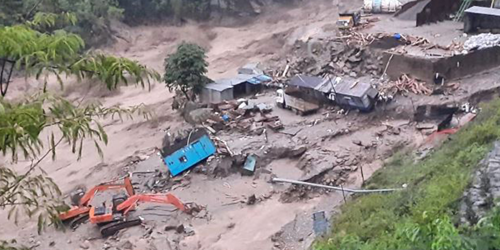 बाढीपहिरोले सात लघु जलविद्युत् गृह बगाएपछि अन्धकारमा बस्न बाध्य