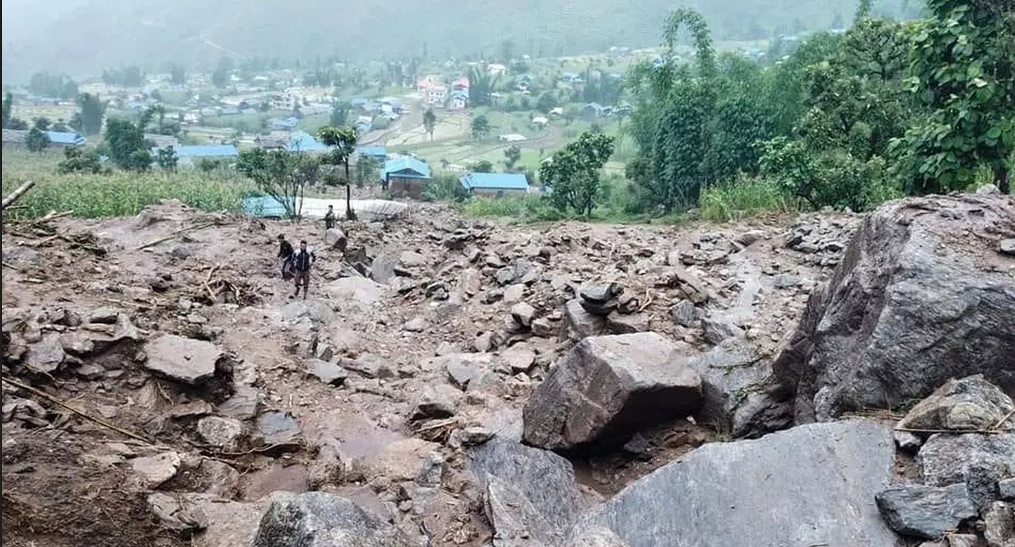 ओखलढुङ्गामा पहिरोले घर पुरिँदा श्रीमान श्रीमती र छोरीको मृत्यु, छोरा बेपत्ता