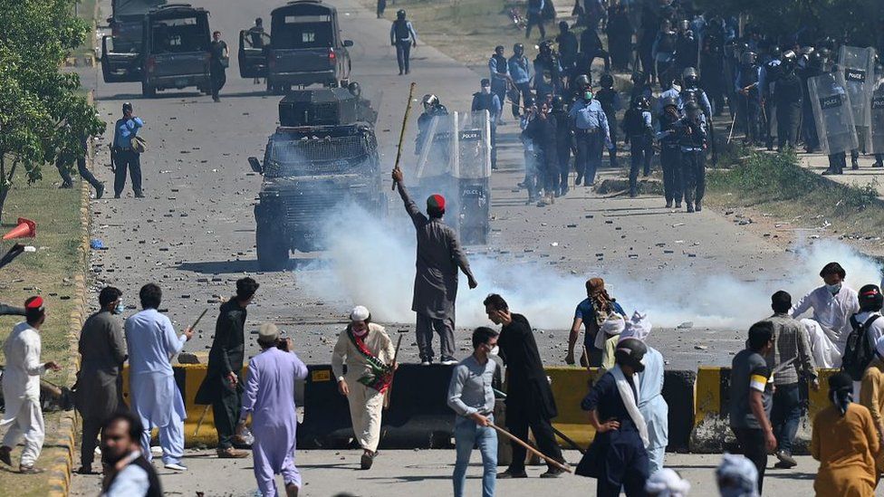 इमरान खानको गिरफतारी पछि पाकिस्तानमा हिंसात्मक प्रदर्शन, ८ को मृत्यु, २९० घाइते