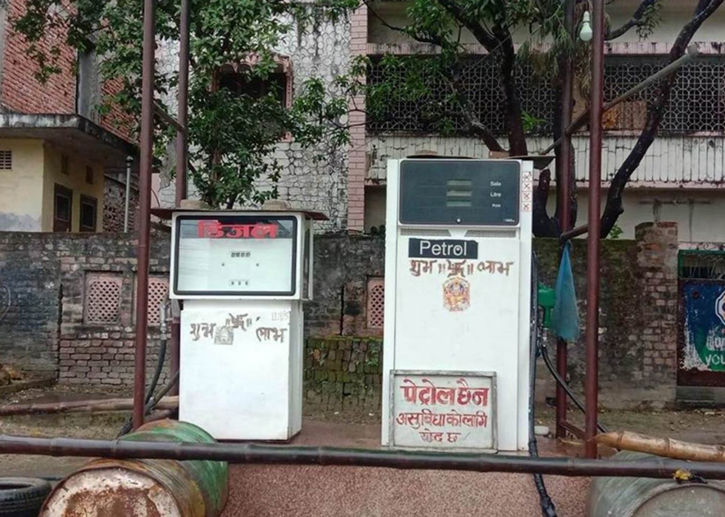 मूल्य घट्ने वित्तिकै बजारमा पेट्रोलियम पदार्थको कित्रिम अभाव, अधिकांश पम्प बन्द हुँदा सरकारीमा लामाे लाइन