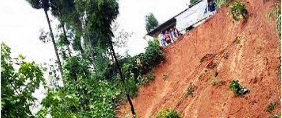 पहिरोले घर पुरिदाँ ३ जनाको मृत्यु