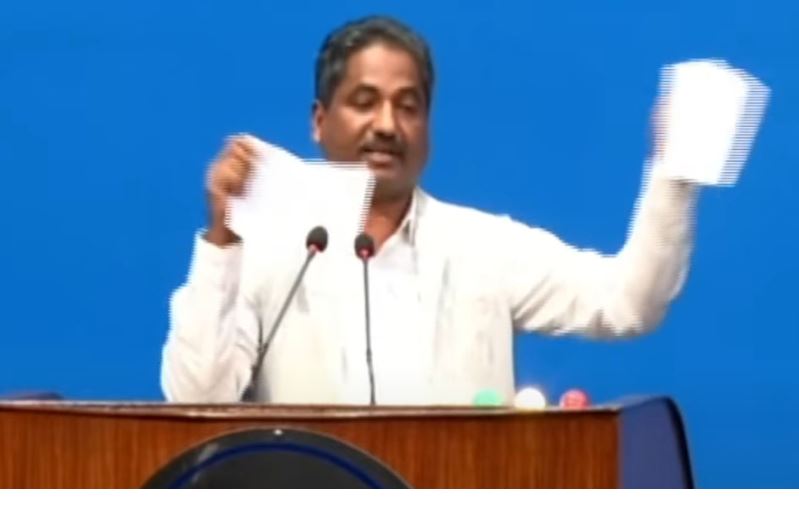 संसदको रोष्ट्रममा निजामती विधेयक च्यात्दै प्रभु साहको चेतावनी: देशमा आगो बल्छ