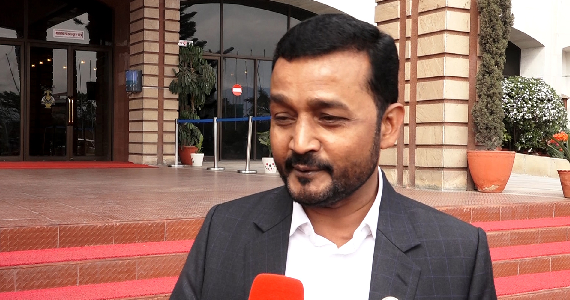 राजीनामा दिँदै खानेपानीमन्त्री यादव