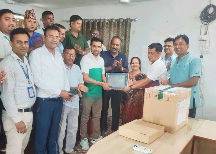 सिटिजन्स बैंकद्वारा रंगेली अस्पताललाई पोस्ट अपरेशन मनिटर र कन्या क्याम्पसलाई प्रोजेक्टर वितरण