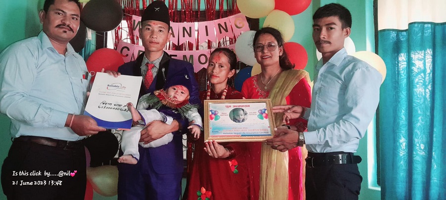पास्नीको अवसरमा रिलायबल नेपाल लाइफको बीमा पोलिसी उपहार